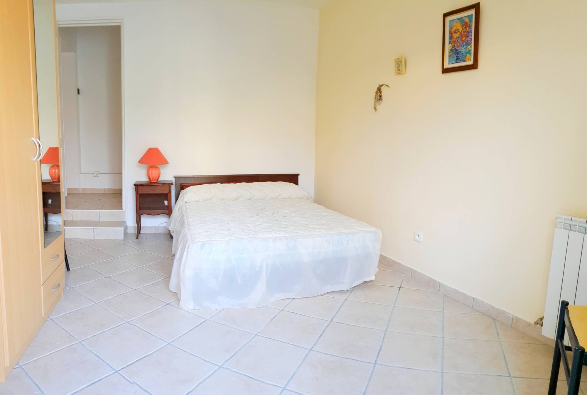 En vente villa de 3 chambres dont deux donnent sur l'extérieur