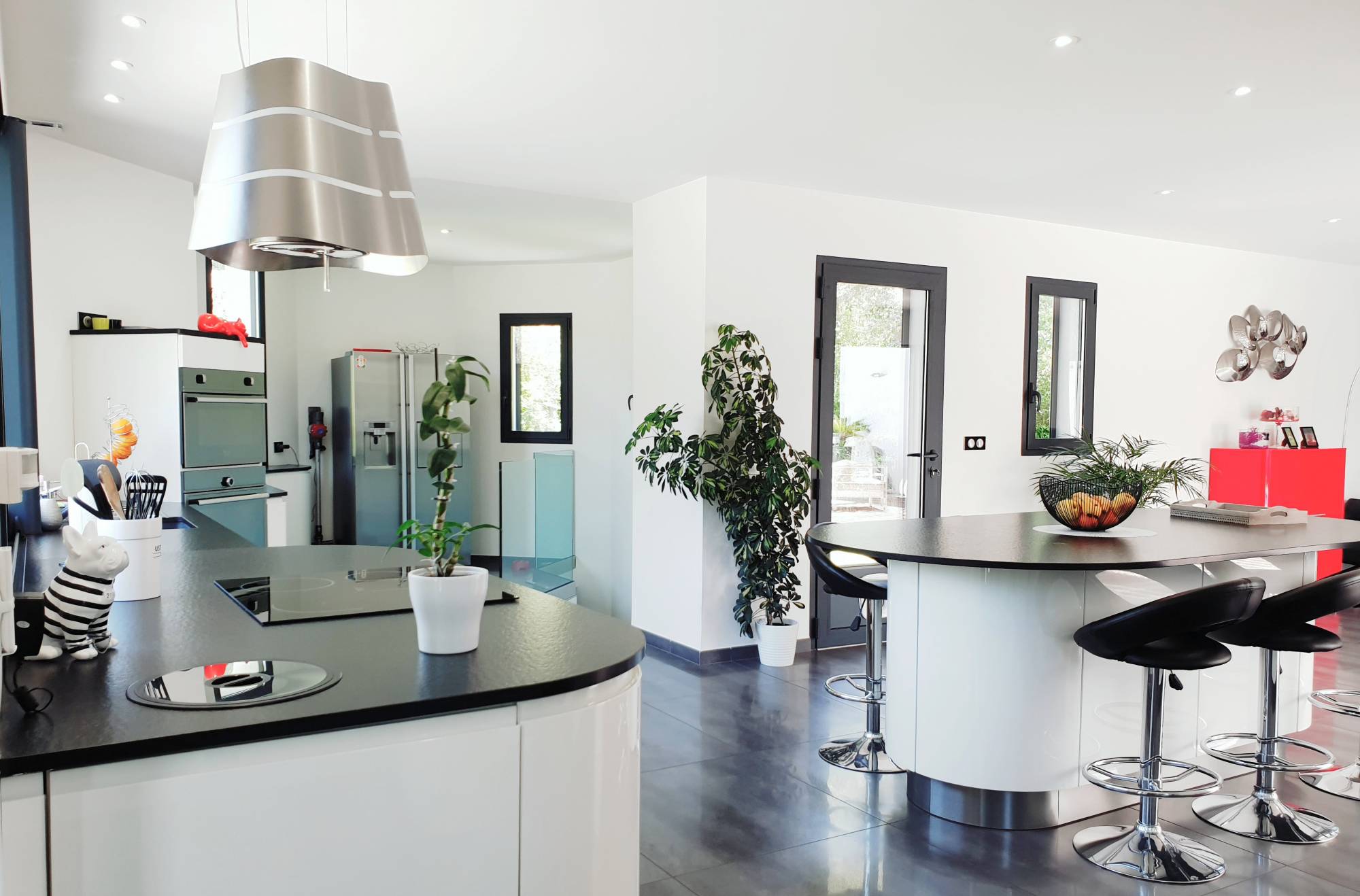 Superbe villa de 200 m² habitables offrant des prestations haut de gamme, qui passent par le choix de matériaux nobles, mais aussi par la finesse des détails