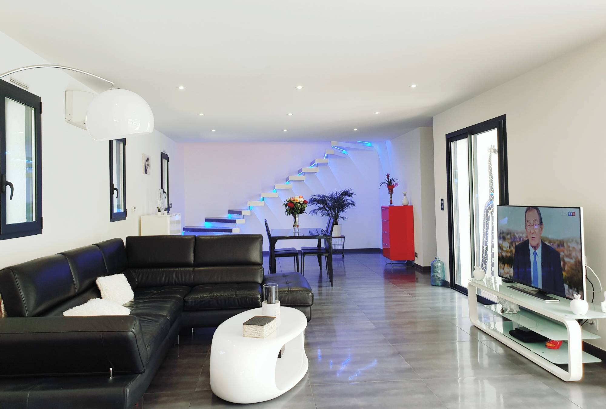 Grande pièce de vie de 90 m² aménagée en espace de convivialité