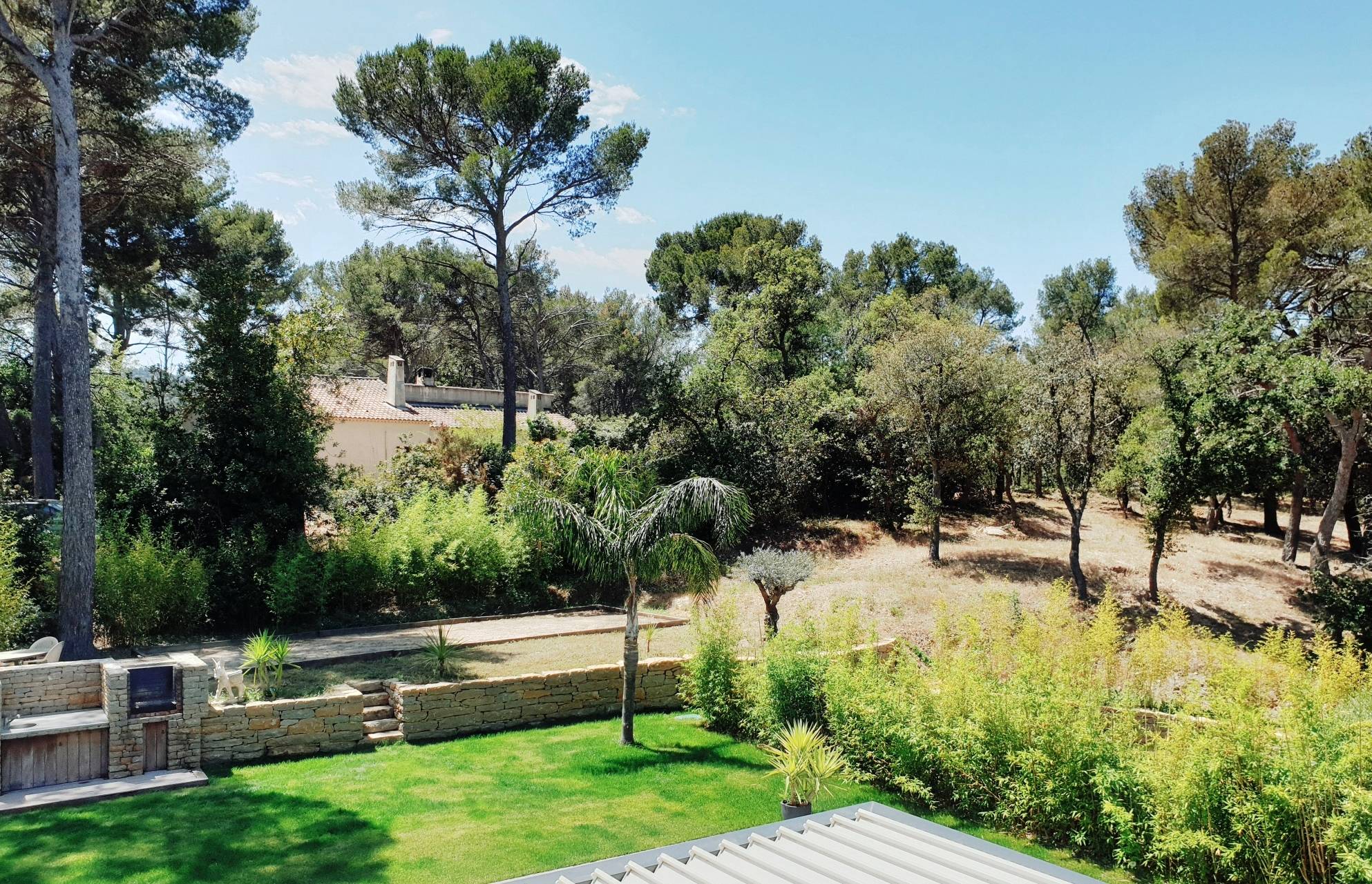 Villa dotée d'un terrain de 5000 m² (dont 3000 m² en zone boisée)