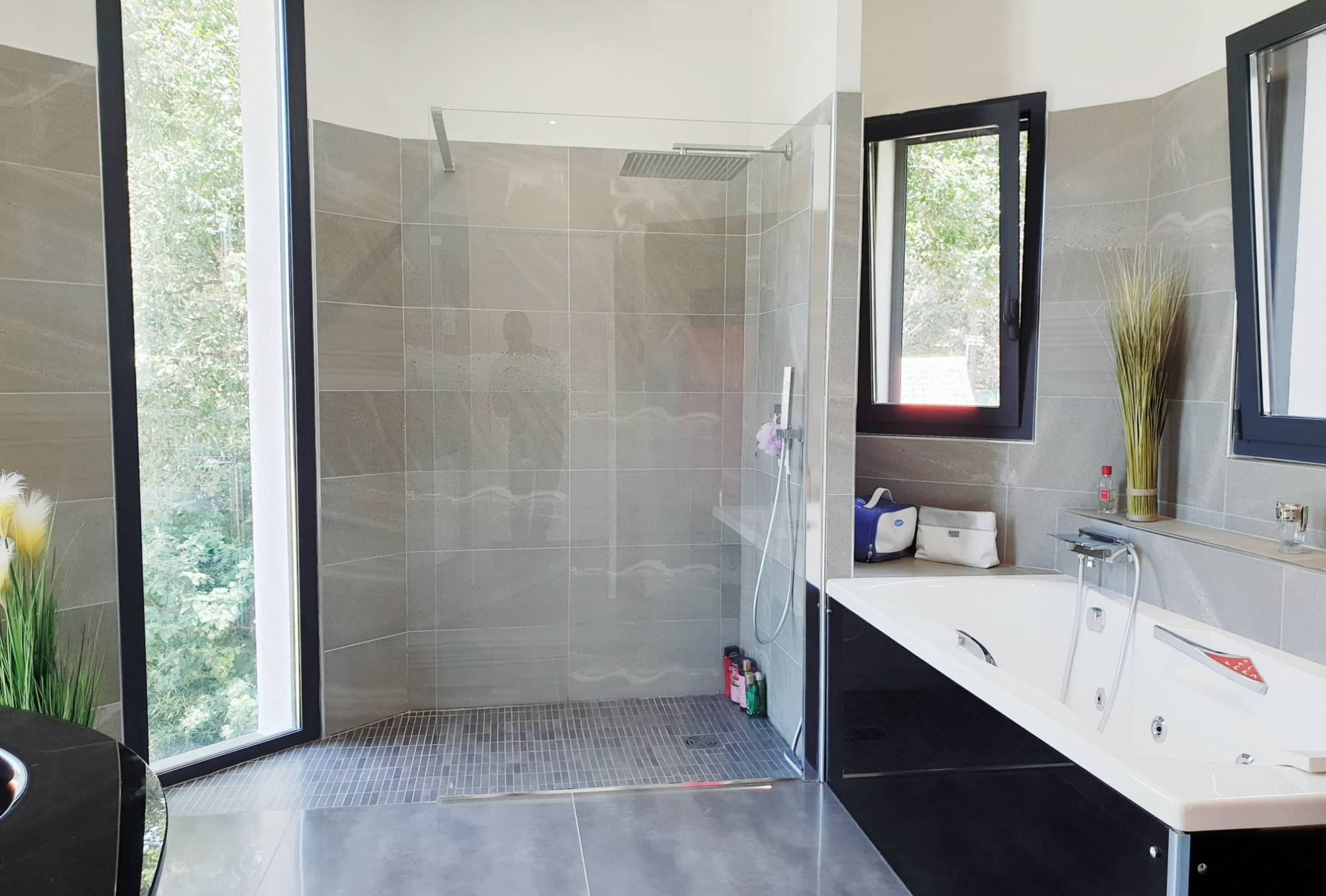 Majestueuse salle de bain accompagnant l'une de suites parentales