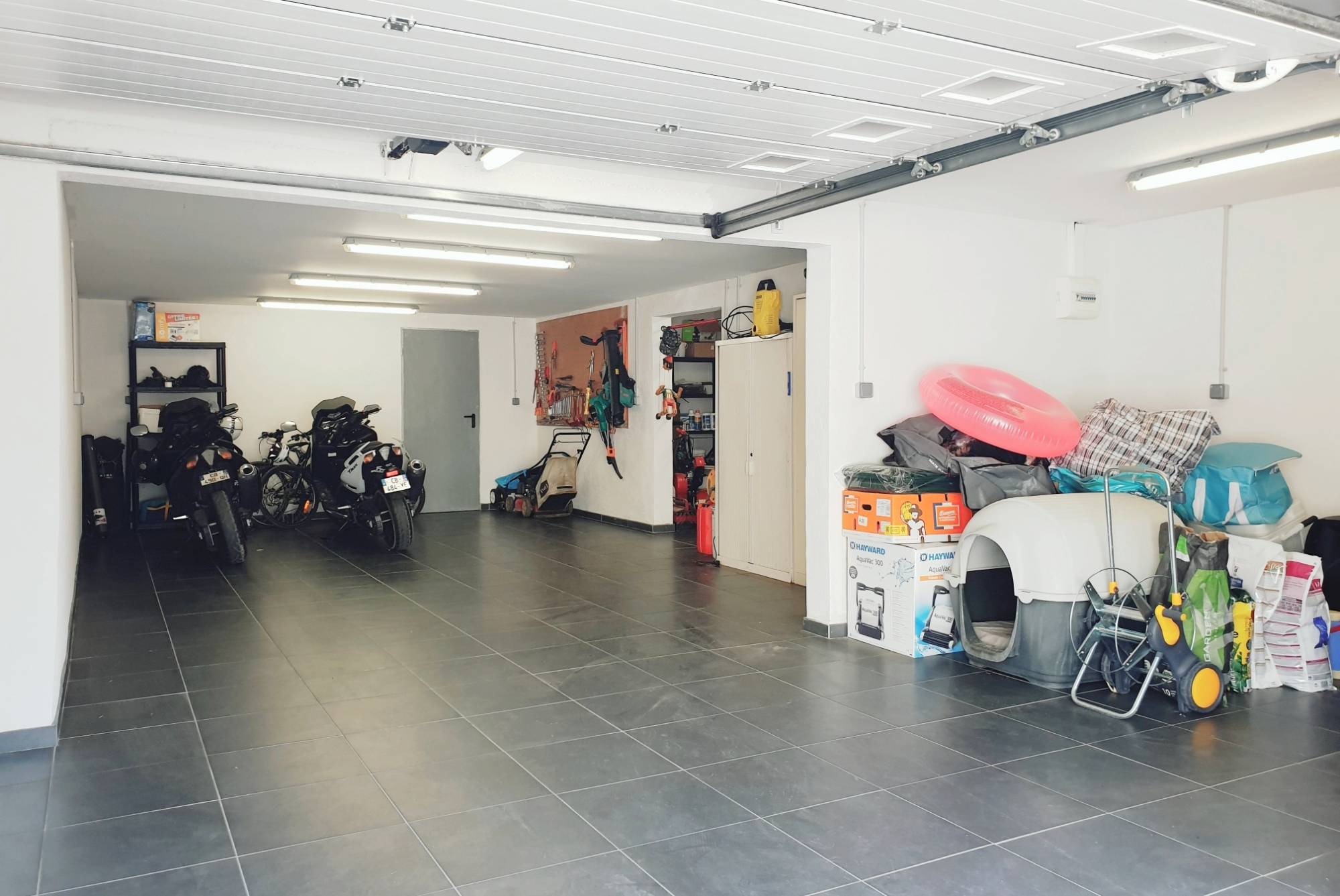 Grand garage de 4 citadines et cave à vin