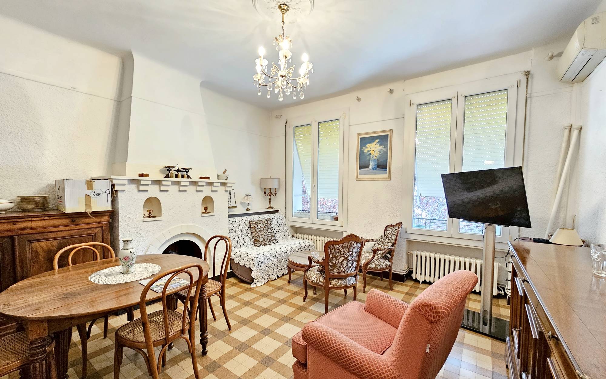 Appartement climatisé à vendre sur les ruelles piétonnes de Sanary, en face du marché provençal