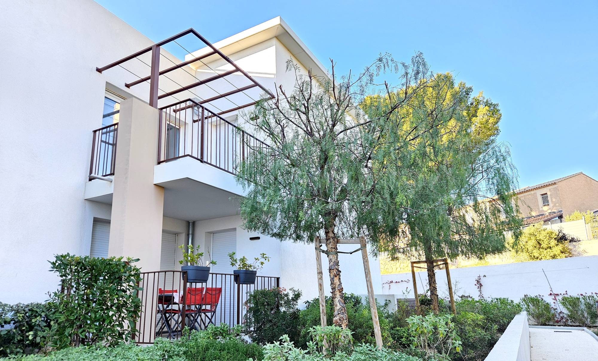 Résidence située Chemin des Roches à Sanary-sur-Mer, à 15 minutes à pied de la plage de la Gorguette