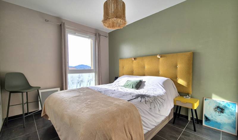 Appartement d'une chambre à vendre par agence immobilière à Sanary-sur-Mer