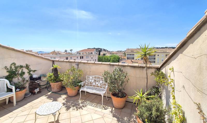 Appartement toit-terrasse offrant un aperçu mer à vendre dans une résidence de luxe dans le centre-ville de Sanary