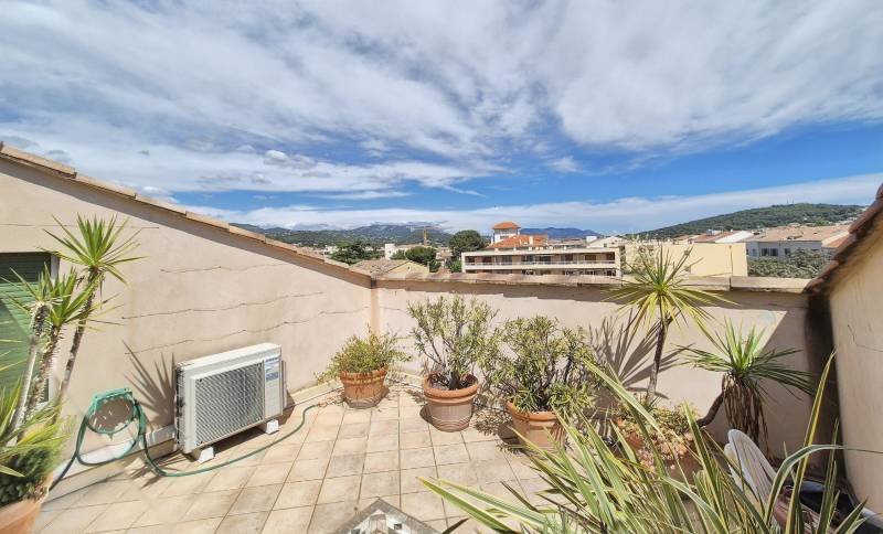Villa sur le toit avec terrasses tropéziennes à vendre dans le centre-ville de Sanary-sur-Mer