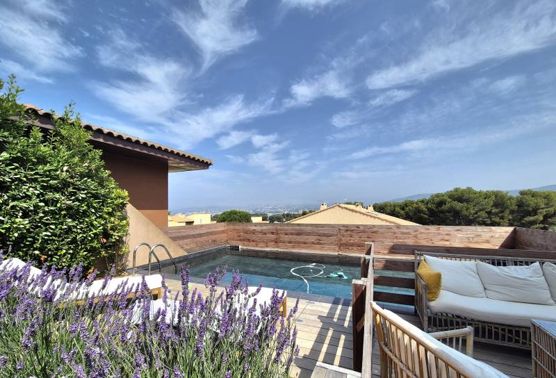 Maison contemporaine avec jardin et piscine à vendre dans une résidence sécurisée située quartier Beaucours à Sanary-sur-Mer