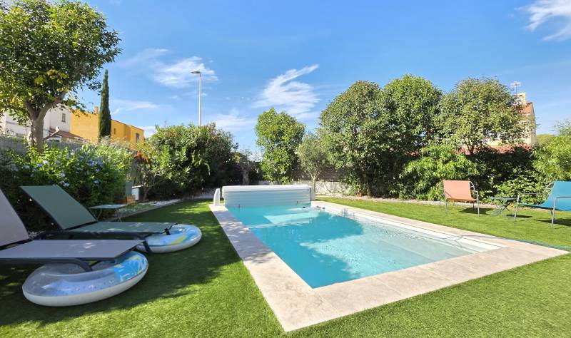 Maison 6 pièces avec jardin et jardin à vendre à Six-Fours, quartier de la Pertugue