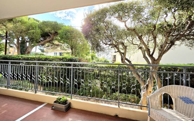 Appartement traversant 3 pièces avec double extérieur à vendre secteur du Mont d'Or à Sanary-sur-Mer