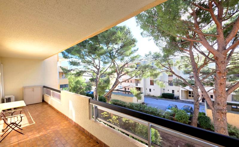 Appartement 2 pièces rénové avec terrasse est à vendre en exclusivité par notre agence immobilière à Sanary-sur-Mer