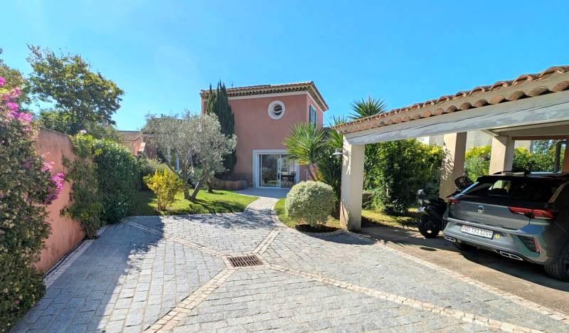 Maison d'architecte des années 2000 avec abri voiture à vendre sur le secteur Catalan à Six-Fours