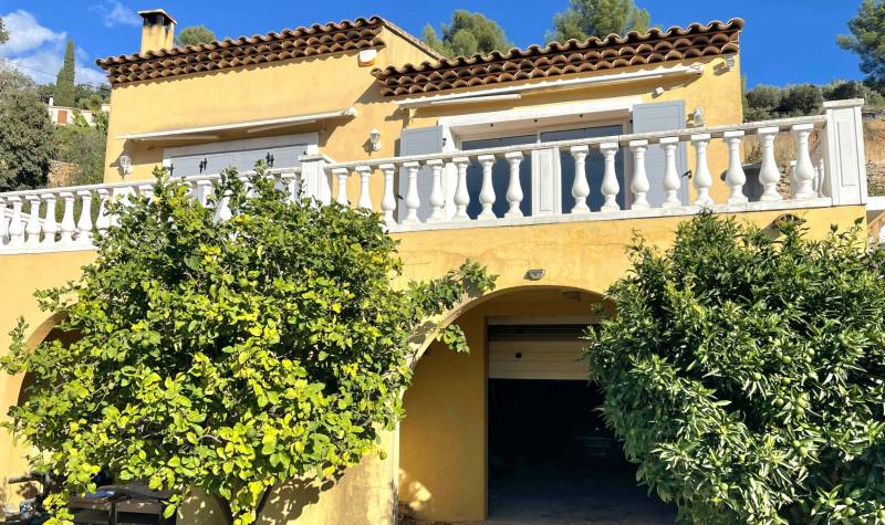 Maison provençale moderne avec piscine à vendre à proximité du village historique d'Ollioules