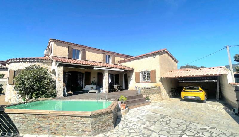 Maison traditionnelle avec piscine à vendre dans le quartier de Pierredon Sud à Sanary-sur-Mer