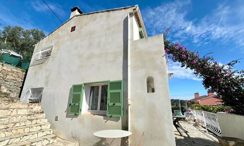 Villa 7 pièces avec dépendance et garage à vendre dans le village d'Ollioules