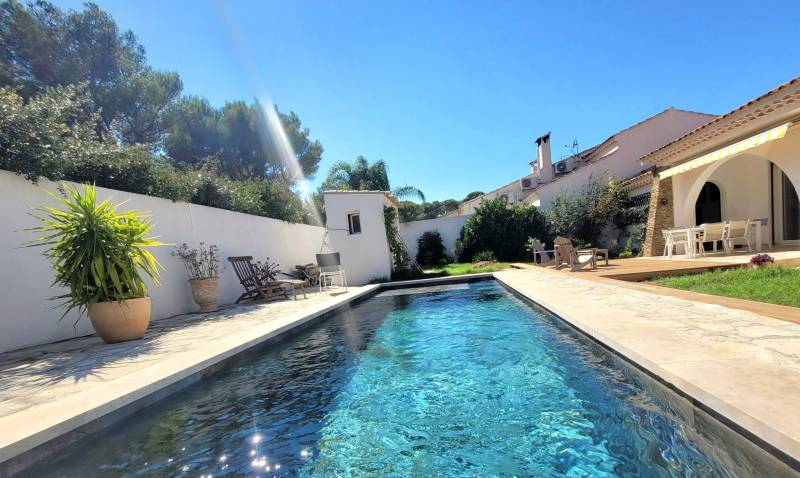 Propriété de plain-pied avec piscine à vendre par notre agence immobilière sur le village du Brusc à Six-Fours
