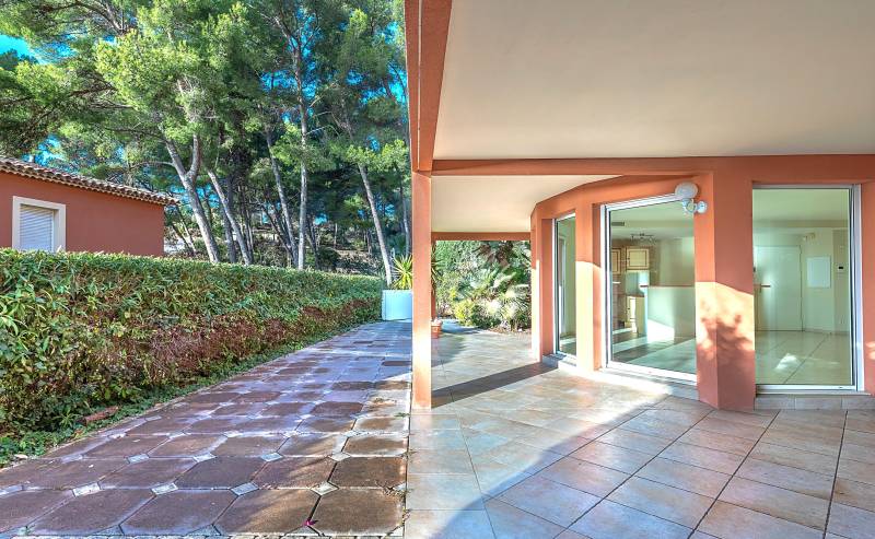Appartement avec jardin et garage à vendre à proximité du port et du centre-ville de Bandol