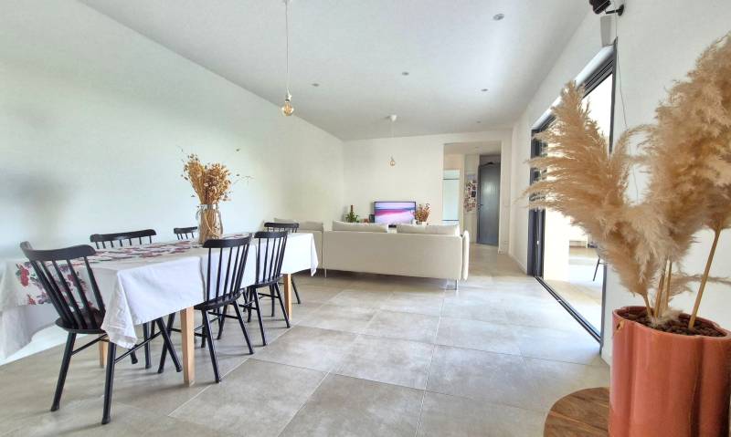 Appartement moderne 4 pièces à vendre dans un quartier pavillonnaire de Sanary, à cinq minutes en voiture de la plage de Beaucours