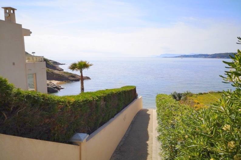 Haut de villa les pieds dans l'eau à vendre à Cap Nègre