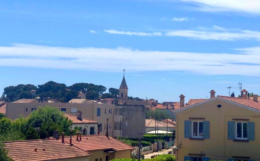 Terrasse offrant une vue dégagée sur le village de Sanary
