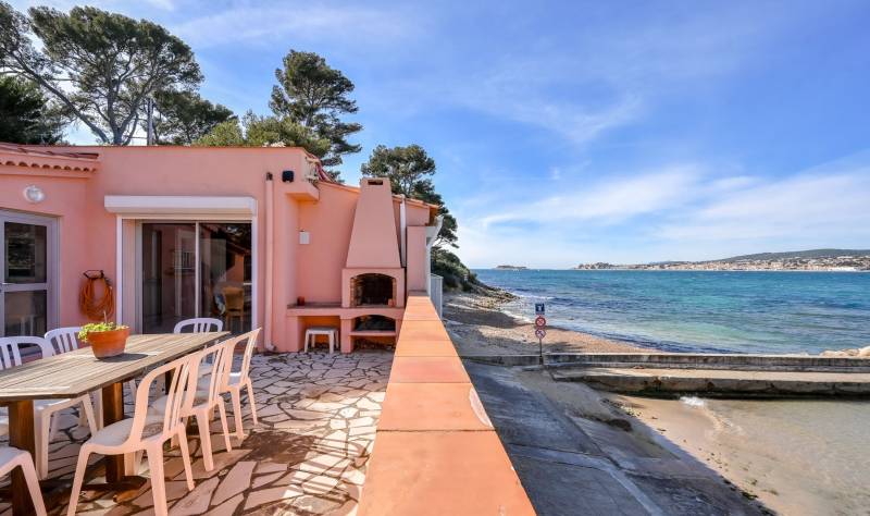 Maison pieds dans l'eau à vendre au-dessus de la plage de la Gorguette à Sanary-sur-Mer