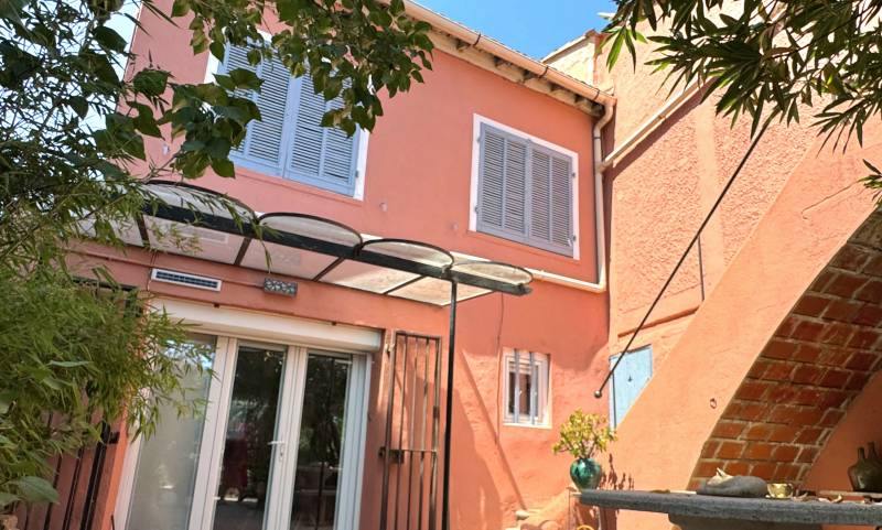 Maison de ville à vendre par notre agence immobilière au coeur du village du Beausset