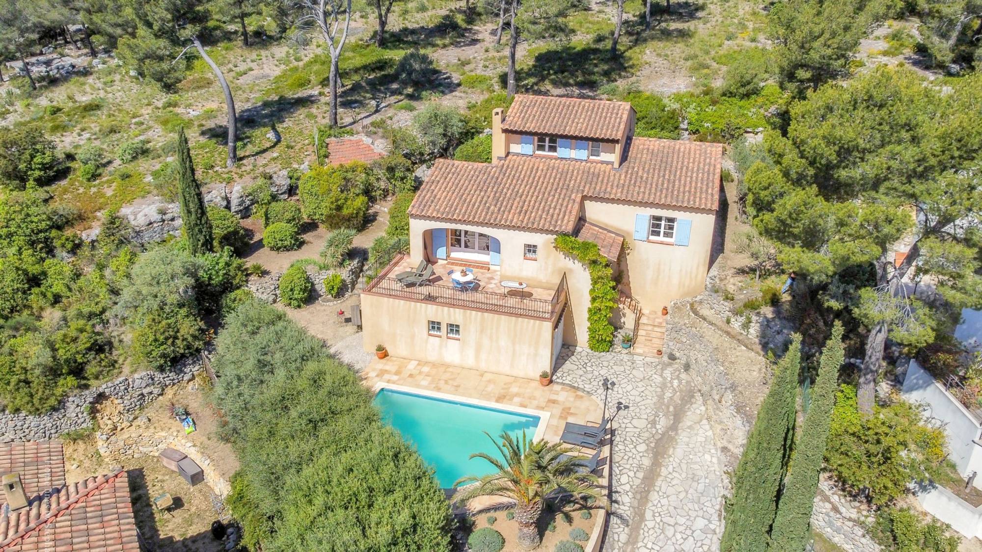 Villa 6 pièces de quatre chambres à vendre par notre agence immobilière Sanary-sur-Mer