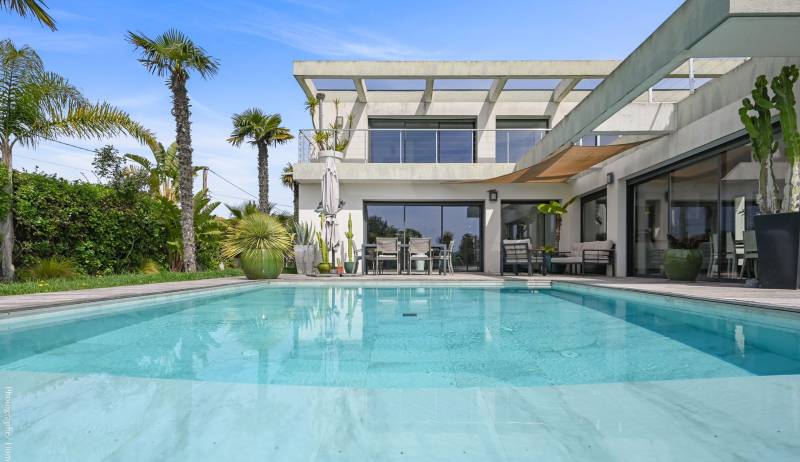Villa de luxe à toit plat à vendre sur la Côte d'Azur, sur le bord de mer varois