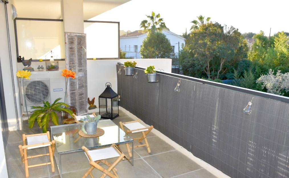 Appartement avec terrasse en premier étage à vendre à deux pas de la Route de Bandol