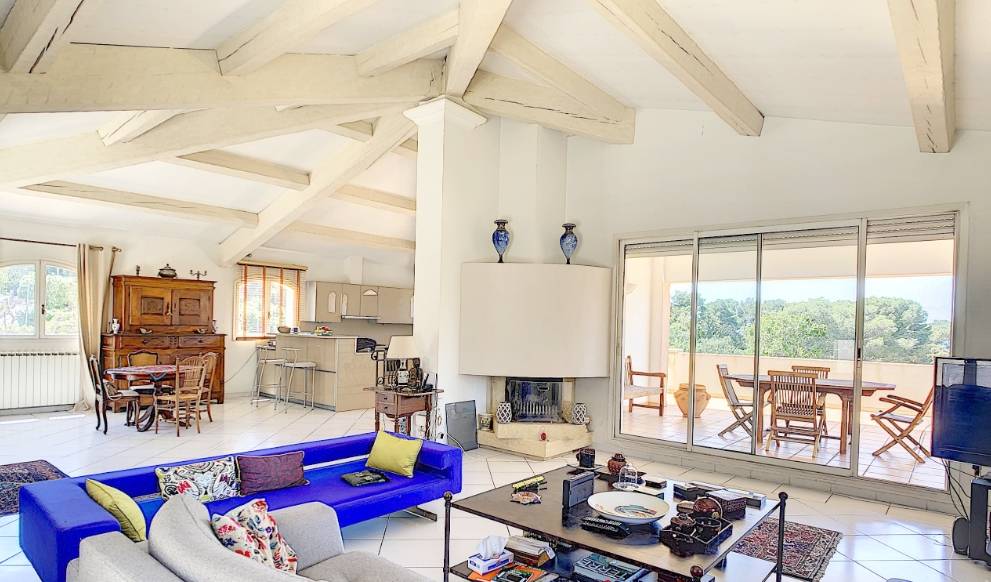 VILLA EN POSITION DOMINANTE AVEC PISCINE ET POOL HOUSE A VENDRE A SIX FOURS LES PLAGES
