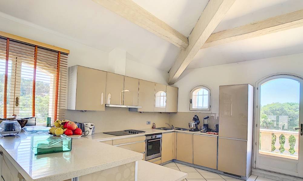 VILLA EN POSITION DOMINANTE AVEC PISCINE ET POOL HOUSE A VENDRE A SIX FOURS LES PLAGES