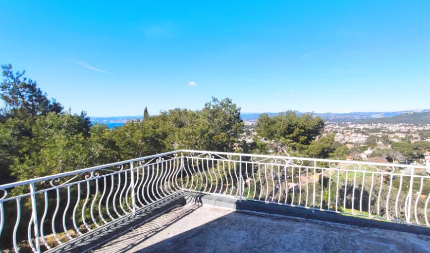 Maison construite en position dominante en contrebas de la colline de Cap Sicié