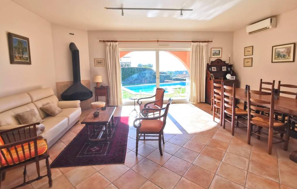 Maison familiale de type T6 avec terrain et garage à vendre à Ollioules