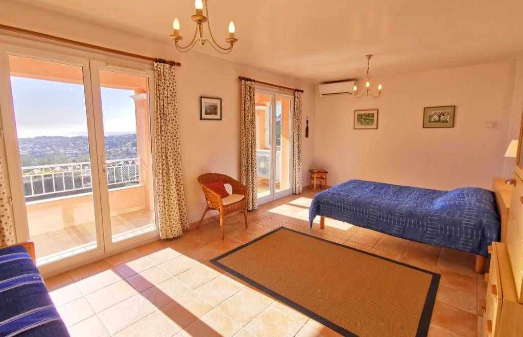 Grande chambre climatisée prolongée par un balcon qui offre une superbe vue mer