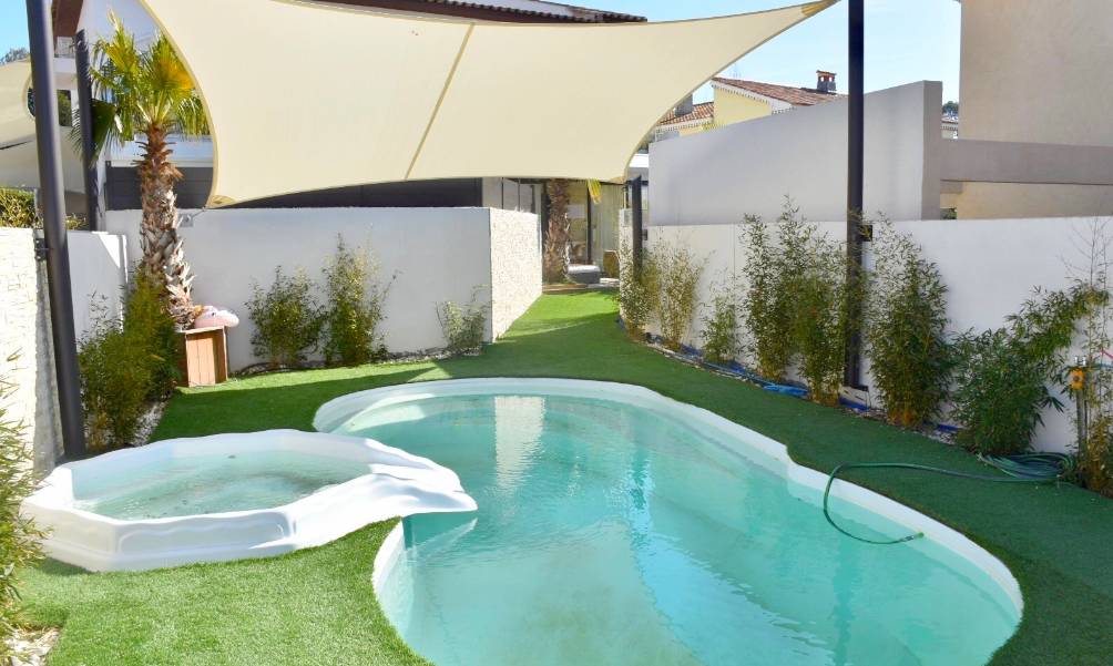 Grand appartement T3 avec jardin privatif et piscine à vendre à Sanary-sur-Mer