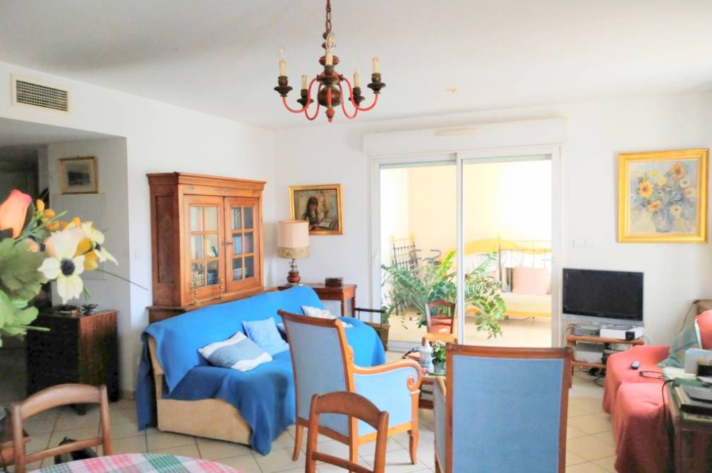 Grand F3 avec terrasse à vendre dans le centre de Sanary