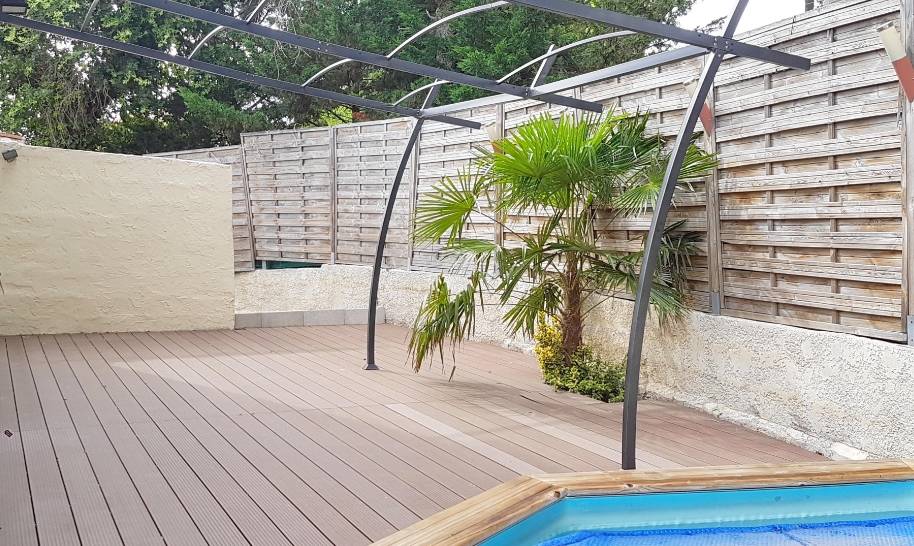 Maison avec piscine hors-sol à vendre à Six-Fours