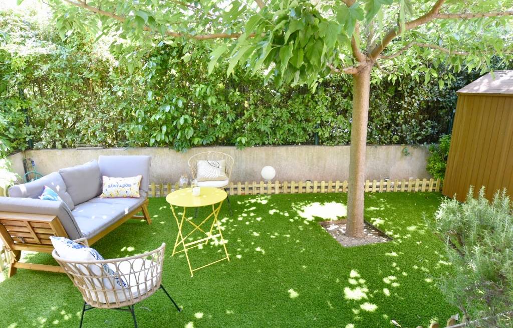 Habitation avec beau jardin à vendre dans le centre-ville de Sanary