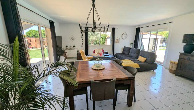 Propriété de plain-pied avec jardin, piscine et garage à vendre à proximité de l'Avenue des Palmiers