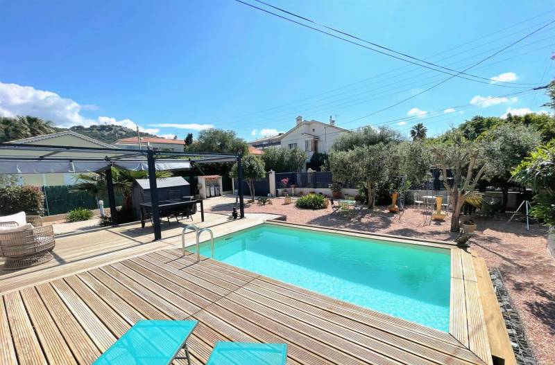 Villa de plain-pied 5 pièces avec piscine et jardin à vendre dans un lotissement de Font de Fillol