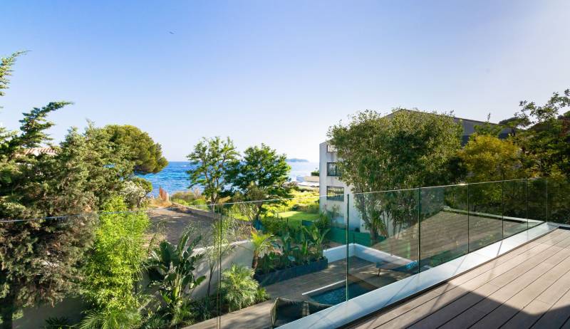 Propriété d'élégance en deuxième ligne à vendre par notre agence immobilière à La Ciotat