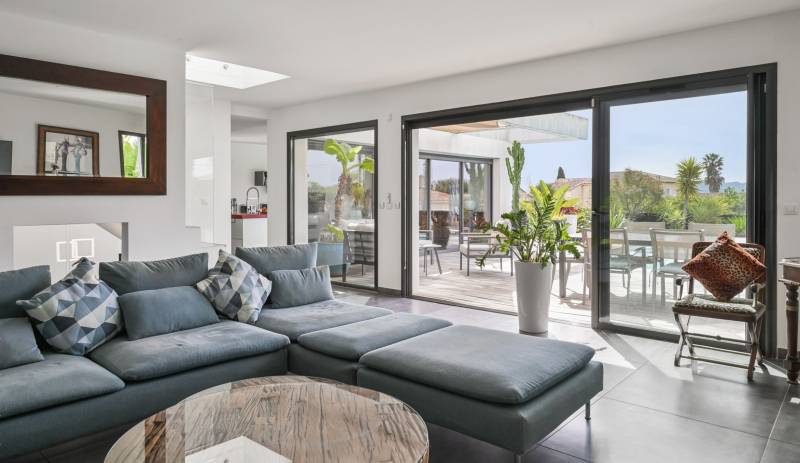 Demeure moderne avec garage à vendre par agence immobilière sur la Côte d'Azur