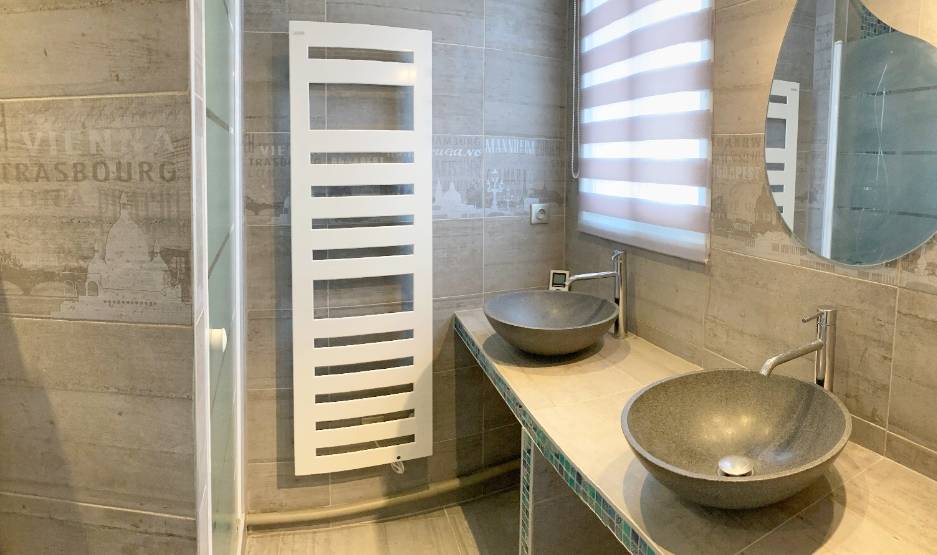 Superbe salle d'eau avec double meuble vasque