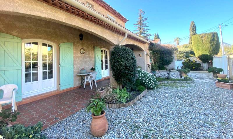 Maison 6 pièces avec 4 chambres et jardin à vendre par notre agence immobilière Sanary