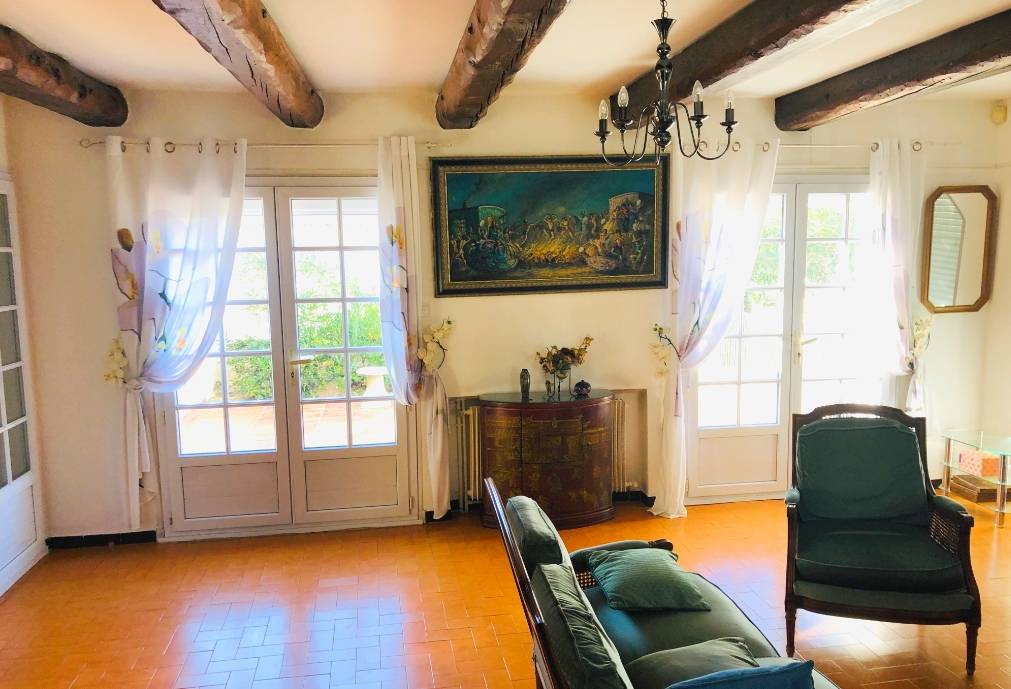 Villa dressée en face de la Mer Méditerranée
