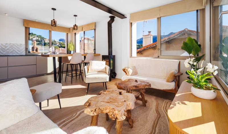 Appartement avec vue mer panoramique, ascenseur privé et garages à vendre dans le centre de Cassis