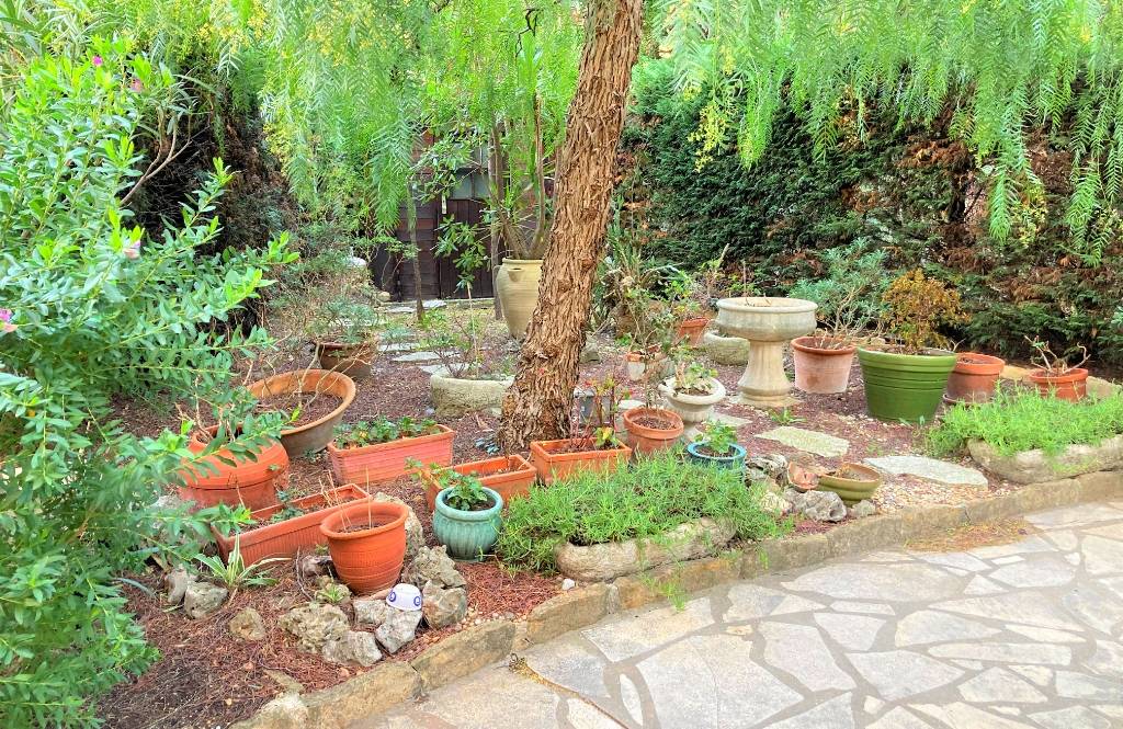 Un beau jardin extérieur et un parking complètent le tout