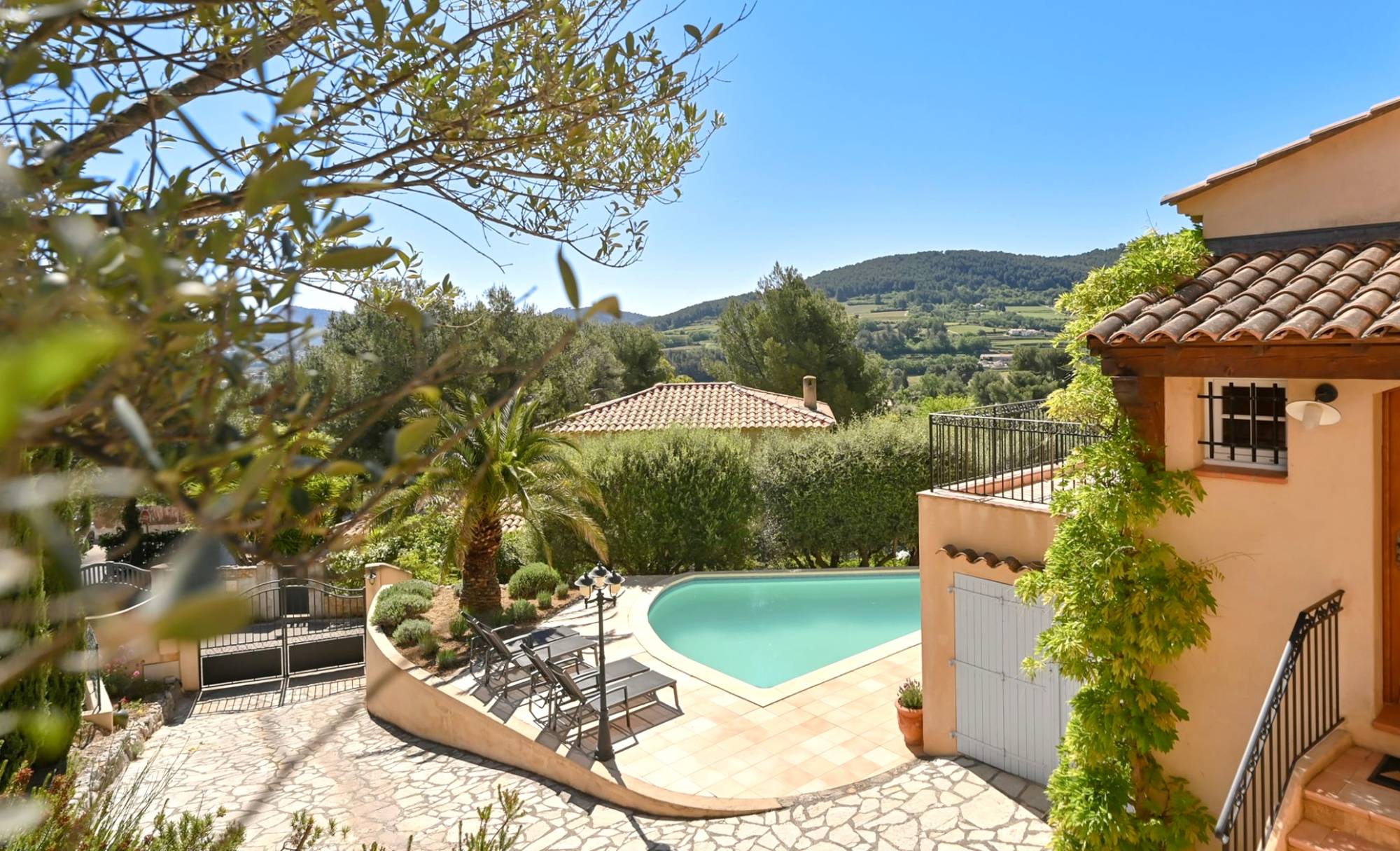 Maison de Provence avec piscine et puis en vente dans le village provençal de la Cadière