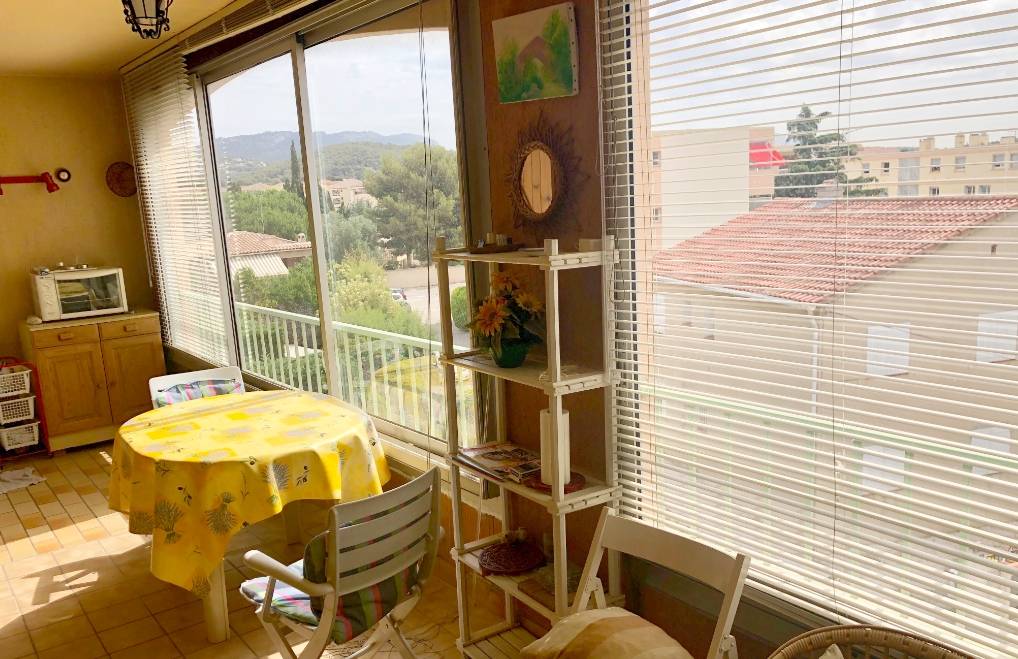 Appartement en dernier étage entièrement rénové et orienté Sud-Est