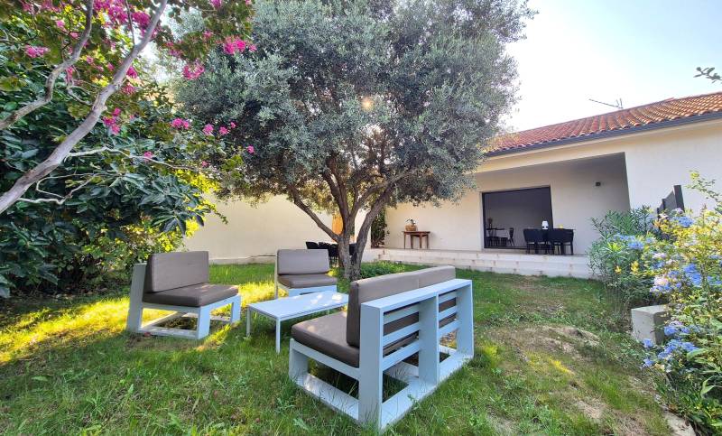 Haut de villa contemporain avec jardin privatif piscinable à vendre quartier la Lange à Sanary-sur-Mer